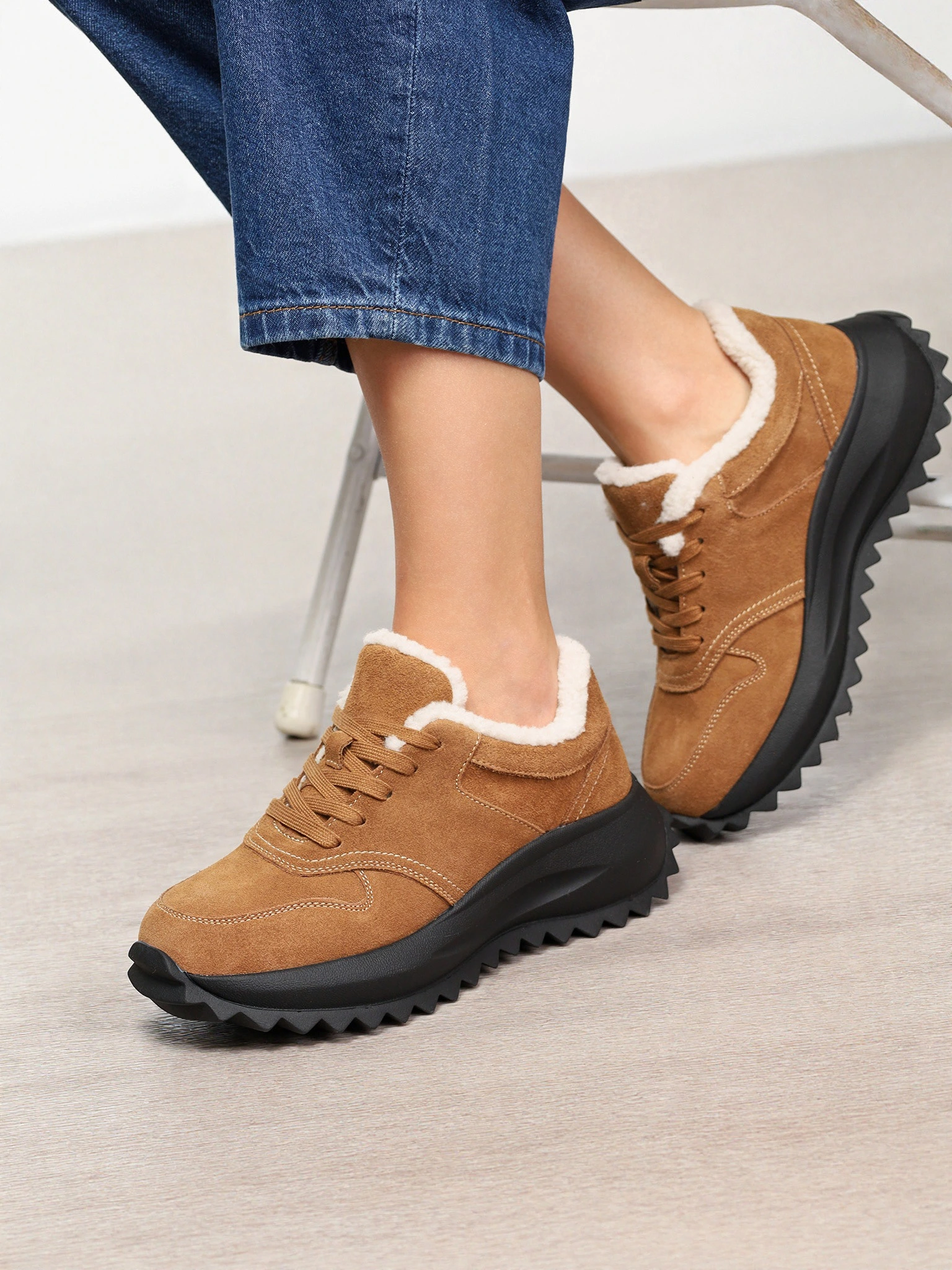 Кроссовки коричневого цвета на рельефной подошве